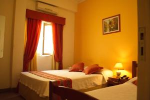 Postel nebo postele na pokoji v ubytování Rutas Hotel