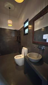 Ένα μπάνιο στο Villa Home Waves Kabalana +8 φωτογραφίες