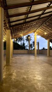 Villa Home Waves Kabalana في آهانغاما: مبنى فارغ فيه اعمدة وسقف