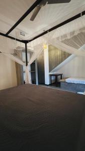 Ένα ή περισσότερα κρεβάτια σε δωμάτιο στο Villa Home Waves Kabalana