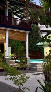 Villa Home Waves Kabalana في آهانغاما: منزل مع شرفة ومسبح