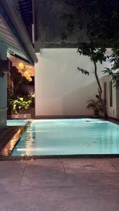 Villa Home Waves Kabalana في آهانغاما: مسبح فارغ في الليل في مبنى +8 صور