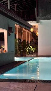 Villa Home Waves Kabalana في آهانغاما: مسبح امام بيت بالليل
