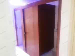 een open houten deur in een kamer bij Fernica Boarding House in Carmona