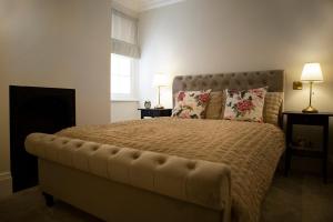 En eller flere senge i et værelse på Grade II listed 3 bed townhouse in Exeter, Devon