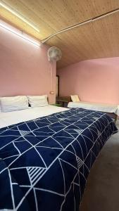 ein großes blaues und weißes Bett in einem Zimmer in der Unterkunft Nature village resort in Rishikesh