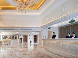 Επισκέπτες που μένουν στο Vienna Hotel Shenzhen Longgang Baifucheng