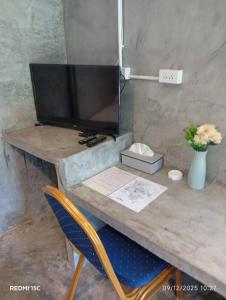 Μια τηλεόραση ή/και κέντρο ψυχαγωγίας στο Mook Heaven Bungalow