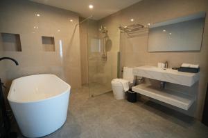 Ένα μπάνιο στο VELIN Pattaya Hotel