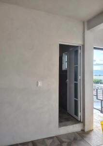 La casa se los abuelos في San Pablo Villa de Mitla: باب مفتوح في غرفة بيضاء مع نافذة