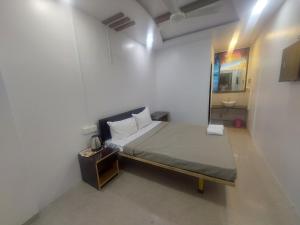 En eller flere senge i et værelse på Hotel O by OYO Ashoka's Planet Inn