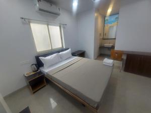 En eller flere senge i et værelse på Hotel O by OYO Ashoka's Planet Inn