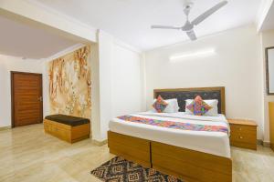 Un dormitorio con una cama grande en una habitación. en FabHotel The Rivlet Centre, en Nueva Delhi