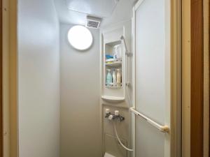 een kleine badkamer met een douche en een toilet bij Natsumi no Sato in Biei +82 foto's