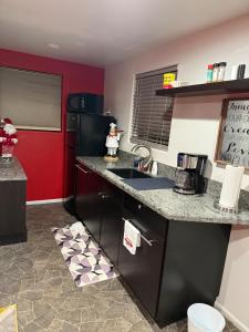 cocina con fregadero y nevera negra en Sedona Prime Location-walk to trails & shopping, en Sedona