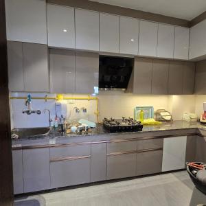 Η κουζίνα ή μικρή κουζίνα στο Luxury Studio Apartment in Bareilly