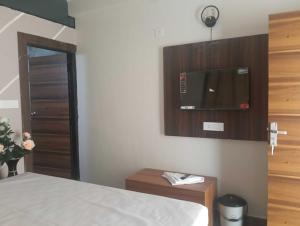 Un pat sau paturi într-o cameră la OYO Hotel O Shiv Shree Dham