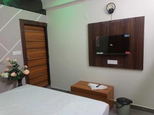 Un televizor și/sau centru de divertisment la OYO Hotel O Shiv Shree Dham