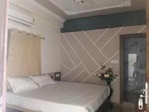 Un pat sau paturi într-o cameră la OYO Hotel O Shiv Shree Dham