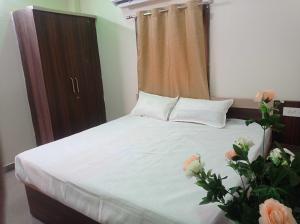 Un pat sau paturi într-o cameră la OYO Hotel O Shiv Shree Dham