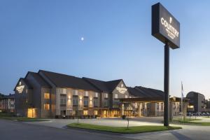 een weergave van de voorkant van een hotel bij Country Inn & Suites by Radisson, St Cloud West, MN in Saint Cloud