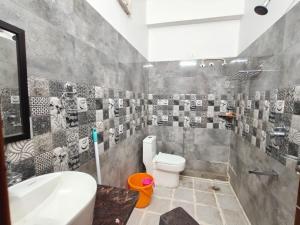 Ванная комната в OYO Hotel O Cloud Inn Homestay