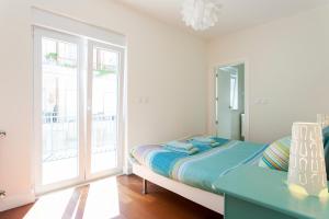 Imagem da galeria de ALTIDO Joyful 2BR Apt with terrace nearby São Bento Palace em Lisboa