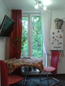 a room with a table and two chairs and a window at Квартира Ирины Савельевой в центре парка-стеклянная струя-с видом горы in Kislovodsk