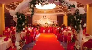 a banquet hall with red chairs and a red carpet at Changshu Jinling Tianming Grand Hotel in Changshu +136 photos