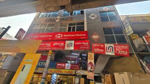 Un edificio con letreros en el costado. en Hotel O golden blue, en Noida