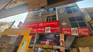 un edificio con muchas señales delante de él en Hotel O golden blue, en Noida