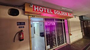 Un cartel de Golden Bite en la puerta de un hotel. en Hotel O golden blue, en Noida