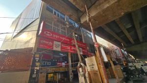 un edificio con muchas señales a su lado en Hotel O golden blue, en Noida