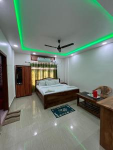 Ένα ή περισσότερα κρεβάτια σε δωμάτιο στο Rhino Guest House