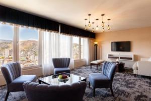 Una sala de estar con sillas y una sala de estar con vista. en Hotel Honduras Maya, en Tegucigalpa