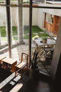Una vista de un patio con una mesa y sillas. en Mao House, en Tainan