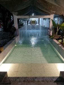 une piscine vide dans une maison dans l'établissement Del Mar Residence, à Suizo