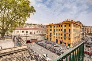 un grupo de bicicletas estacionadas en un estacionamiento junto a los edificios en Cinque Terre Stairway, en La Spezia