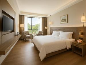 Una cama o camas en una habitación de Hanyong Hotel Shenzhen International Exhibition Center 173 fotos más