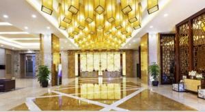 Un vestíbulo con una gran sala con un gran techo. en Peony Harbor City Hotel, en Xiamen