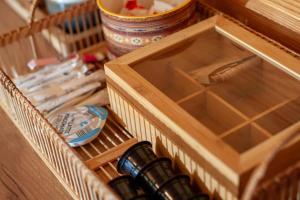 eine Holzkiste auf einem Tisch in der Unterkunft MGM BellaVista in Jieţ