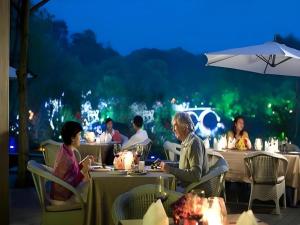 a group of people sitting at tables in a restaurant at Hongzhushan Hotel Mount Emei in Baoguosi +289 photos