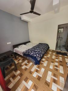 Postel nebo postele na pokoji v ubytování Maharaj Homestay kainchi dham