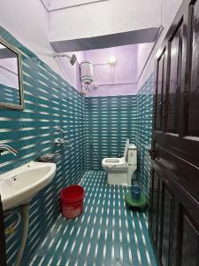 Koupelna v ubytování Maharaj Homestay kainchi dham