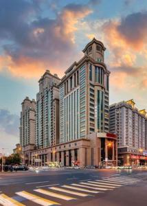 a large building with a tower on a city street at Lavande Hotel Tianjin Youyi Road Xiaobailou 5th Avnue in Tianjin