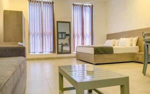 een woonkamer met een bed en een salontafel bij Turtle Beach Hotel Apartment in Mount Lavinia +5 foto's