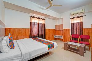 En eller flere senge i et værelse på FabHotel Balaji I