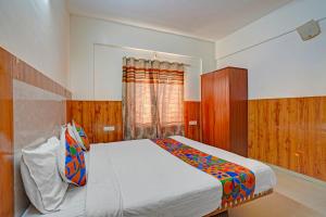 En eller flere senge i et værelse på FabHotel Balaji I