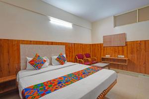 En eller flere senge i et værelse på FabHotel Balaji I + 17 billeder