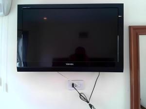 a flat screen tv hanging on a wall at Thorfan Resort in Ban Nong Waeng